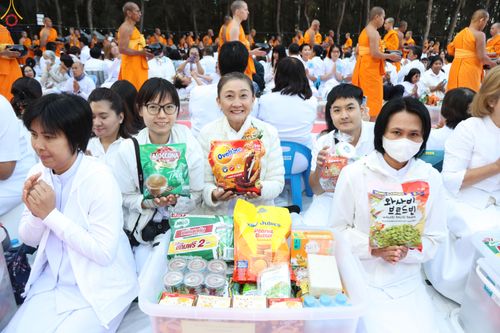 ภาพ No.289338:วันที่ 7 มกราคม พ.ศ. 2569 พิธีตักบาตรพระธรรมยาตรา ณ อนุสรณ์สถานลำดับที่ 1 สถานที่เกิดด้วยรูปกายเนื้อ อนุสรณ์สถานมหาวิหารพระมงคลเทพมุนี (โลตัสแลนด์) อ.สองพี่น้อง จ.สุพรรณบุรี ในโครงการธรรมยาตรา กตัญญูบูชา มหาปูชนียาจารย์ พระมงคลเทพมุนี(สด จนฺทสโร) พระผู้ป