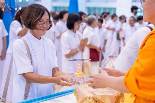 ภาพ No.338052:วันอาทิตย์ต้นเดือน 5 กรกฎาคม พ.ศ.2569 สัมมนาพิเศษ พิธีมอบพระของขวัญ ณ ห้องแก้วสารพัด1 วัดพระธรรมกาย