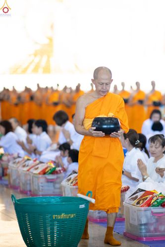 ภาพ No.337661:วันอาทิตย์ต้นเดือน 5 กรกฎาคม พ.ศ.2569 พิธีตักบาตรข้าวสารอาหารแห้ง  ณ บ้านแก้วเรือนทองคุณยายฯ วัดพระธรรมกาย