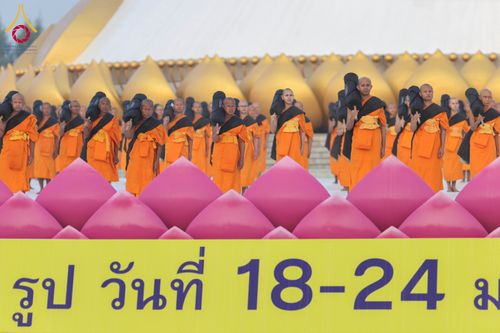 ภาพ No.299842:วันที่ 19 มกราคม พ.ศ.2569 พระธรรมยาตราปฏิบัติธรรมและถ่ายภาพหมู่ประวัติศาสตร์ ณ อนุสรณ์สถานลำดับที่ 5 สถานที่เผยแผ่วิชชาธรรมกายครั้งแรก  อนุสรณ์สถานบางปลาวัดบางปลา อ.บางเลน จ.นครปฐม ในโครงการธรรมยาตรา กตัญญูบูชา มหาปูชนียาจารย์ พระมงคลเทพมุนี(สด จนฺทสโร) 