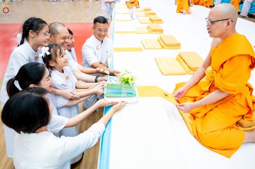 ภาพ No.329113:วันอาทิตย์ที่ 17 พฤษภาคม พ.ศ.2569 พิธีร่วมบุญการศึกษาพระภิกษุสามเณร (หนังสือบาลี นักธรรม ทางก้าวหน้า World-Pec) ณ ห้องแก้วสารพัดนึก 2 วัดพระธรรมกาย
