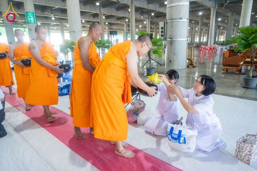 ภาพ No.336596:วันอาทิตย์ที่ 21 มิถุนายน 2569  พิธีตักบาตรพระใหม่ โครงการอุปสมบทหมู่ รุ่นผู้บริหาร  ณ วิหารคด วัดพระธรรมกาย