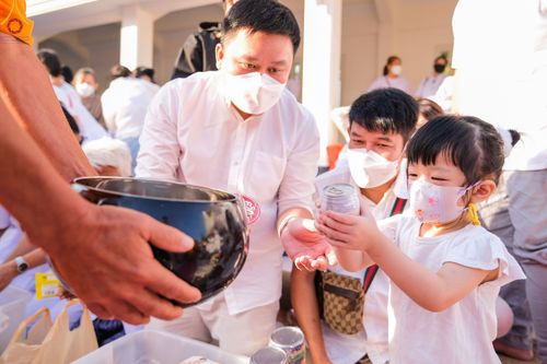 ภาพ No.73619:พิธีตักบาตรพระธรรมยาตราฯ ในโครงการธรรมยาตรากตัญญูบูชา มหาปูชนียาจารย์ พระมงคลเทพมุนี(สด จนฺทสโร) พระผู้ปราบมาร ปีที่ 11 ณ อนุสรณ์สถานลำดับที่ 4 สถานที่เกิดด้วยกายธรรม วัดโบสถ์ (บน) บางคูเวียง อ.บางกรวย จ.นนทบุรี วันที่ 22 มกราคม พ.ศ. 2566