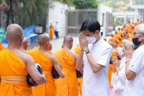 ภาพ No.69748:พิธีตักบาตรพระธรรมยาตราฯ ในโครงการธรรมยาตรากตัญญูบูชา มหาปูชนียาจารย์ พระมงคลเทพมุนี(สด จนฺทสโร) พระผู้ปราบมาร ปีที่ 11 ณ อนุสรณ์สถานลำดับที่ 1 สถานที่เกิดด้วยรูปกายเนื้อ อนุสรณ์สถานมหาวิหารพระมงคลเทพมุนี อ.สองพี่น้อง จ.สุพรรณบุรี
