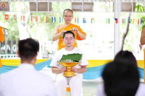 ภาพ No.338342:วันอาทิตย์ที่ 5 กรกฎาคม พศ.2569 พิธีตัดปอยผมธรรมทายาทนานาชาติ IDOP รุ่นที่ 21 จากประเทศจีน มาเลเซีย สิงคโปร์ และไต้หวัน ณ โถงช้าง วัดพระธรรมกาย