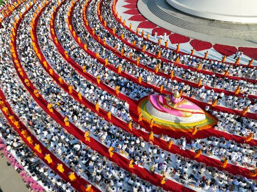 ภาพ No.74800:พิธีตักบาตรพระธรรมยาตราฯ ในโครงการธรรมยาตรากตัญญูบูชา มหาปูชนียาจารย์ พระมงคลเทพมุนี(สด จนฺทสโร) พระผู้ปราบมาร ปีที่ 11 ณ อนุสรณ์สถานลำดับที่ 5 สถานที่เผยแผ่วิชชาธรรมกายครั้งแรก อนุสรณ์สถานบางปลา วัดบางปลา อ.บางเลน จ.นครปฐม วันที่ 29 มกราคม พ.ศ. 2566