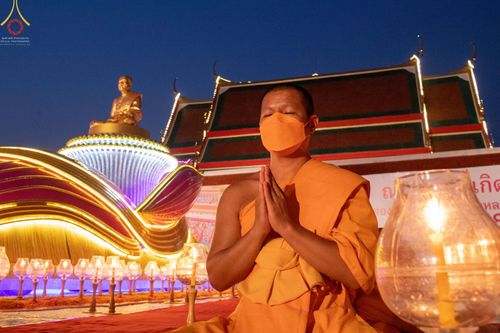 ภาพ No.71942:พิธีจุดประทีปถวายเป็นพุทธบูชา และบูชาธรรมมหาปูชนียาจารย์ ในโครงการธรรมยาตรากตัญญูบูชา มหาปูชนียาจารย์ พระมงคลเทพมุนี(สด จนฺทสโร) พระผู้ปราบมาร ปีที่ 11 ณ อนุสรณ์สถานลำดับที่ 3 สถานที่เกิดใหม่ในเพศสมณะ วัดสองพี่น้อง อ.สองพี่น้อง จ.สุพรรณบุรี วันที่ 17 มกร