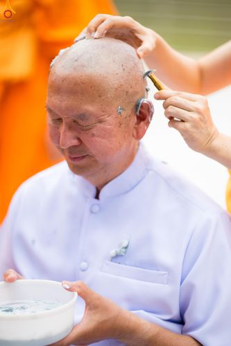 ภาพ No.330574:วันที่ 30 พฤษภาคม พ.ศ.2569 พิธีตัดปอยผมและปลงผม อุบาสกอุปสมบทอุทิศชีวิต 11 ท่าน (ภาพชุดที่ 2) ณ โบสถ์พระไตรปิฎก วัดพระธรรมกาย จังหวัดปทุมธานี