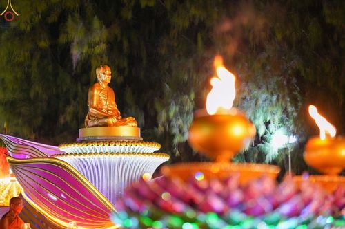 ภาพ No.69517:พิธีจุดประทีปถวายเป็นพุทธบูชา และบูชาธรรมมหาปูชนียาจารย์ ในโครงการธรรมยาตรากตัญญูบูชา มหาปูชนียาจารย์ พระมงคลเทพมุนี(สด จนฺทสโร) พระผู้ปราบมาร ปีที่ 11 ณ อนุสรณ์สถานมหาวิหารพระมงคลเทพมุนี อ.สองพี่น้อง จ.สุพรรณบุรี