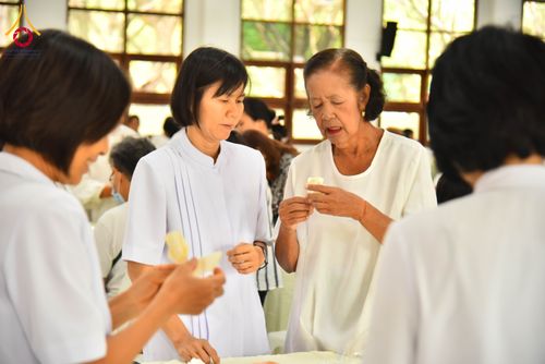 ภาพ No.327520:วันศุกร์ที่ 1 พฤษภาคม พ.ศ. 2569 รวมใจพสกนิกรชาวอำเภอคลองหลวง ประดิษฐ์ดอกไม้จันทน์ เพื่อใช้ในพิธีถวายดอกไม้จันทน์ในงานพระราชพิธีถวายพระเพลิงพระบรมศพ สมเด็จพระนางเจ้าสิริกิติ์ พระบรมราชินีนาถ พระบรมราชชนนีพันปีหลวง ณ วัดพระธรรมกาย