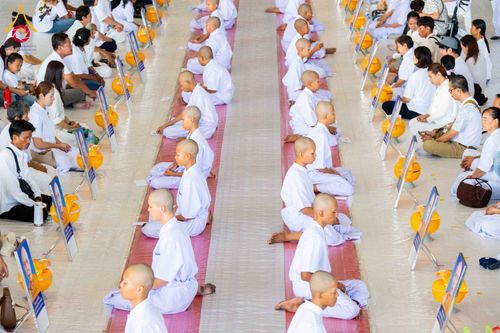 ภาพ No.319438:วันเสาร์ที่ 4 เมษายน พ.ศ.2569 พิธีขอขมา มอบผ้าไตร และถวายบาตรแด่นาคธรรมทายาท ในโครงการบรรพชาสามเณรฟื้นฟูพระพุทธศาสนาทั่วไทย โครงการหน่อแก้วเปรียญธรรม รุ่นที่ 14 โครงการสามเณรยุวธรรมทายาท รุ่นที่ 34 โครงการสามเณรมัชฌิมธรรมทายาท รุ่นที่ 30 ณ สภาธรรมกายสากล