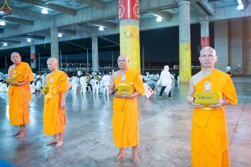 ภาพ No.280329:วันที่ 31 ธันวาคม พ.ศ.2568 -วันที่ 1 มกราคม พ.ศ.2569 พิธีฉลองชัยสวดมนต์บทธัมมจักกับปปวัตนสูตร ครบ 8,000,000,000 จบ , พิธีสวดมนต์ข้ามปี ณ วัดพระธรรมกาย