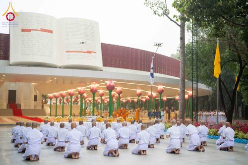 ภาพ No.298103:วันเสาร์ที่ 17 มกราคม พ.ศ. 2569 พิธีบรรพชาอุปสมบท โครงการอุปสมบทหมู่ บูชาธรรมครบ 117 ปี คุณยายอาจารย์มหารัตนอุบาสิกาจันทร์ ขนนกยูง  ณ อุโบสถพระไตรปิฎก วัดพระธรรมกาย