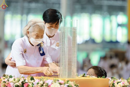 ภาพ No.83702:พิธีวางแผ่นจารึกชื่อและพิธีวางพวงมาลัยสักการะพระประธาน วันอาทิตย์ที่ 16 กรกฎาคม พ.ศ. 2566 ณ รัตนบัลลังก์ สภาธรรมกายสากล วัดพระธรรมกาย