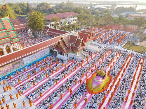 ภาพ No.72068:พิธีตักบาตรพระธรรมยาตราฯ ในโครงการธรรมยาตรากตัญญูบูชา มหาปูชนียาจารย์ พระมงคลเทพมุนี(สด จนฺทสโร) พระผู้ปราบมาร ปีที่ 11 ณ อนุสรณ์สถานลำดับที่ 3 สถานที่เกิดใหม่ในเพศสมณะ วัดสองพี่น้อง อ.สองพี่น้อง จ.สุพรรณบุรี วันที่ 18 มกราคม พ.ศ. 2566