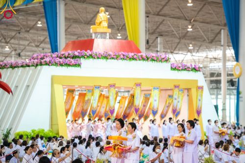 ภาพ No.92320:พิธีทอดกฐินธรรมชัยเพื่อสร้างอาคาร 115 ปี คุณยายอาจารย์มหารัตนอุบาสิกาจันทร์ ขนนกยูง อาทิตย์ต้นเดือนที่ 5 พฤศจิกายน พ.ศ. 2566 ณ วัดพระธรรมกาย จ.ปทุมธานี