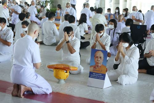 ภาพ No.47623:ประมวลภาพพิธีขอขมาและมอบผ้าไตร โครงการบรรพชาอุปสมบทหมู่ รุ่นเข้าพรรษา 2565