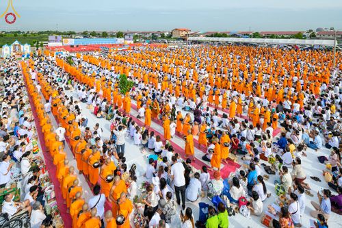 ภาพ No.49574:ประมวลภาพพิธีตักบาตรพระสงฆ์ 1,091 รูป เนื่องในวันแม่แห่งชาติ ณ ตลาดจัมโบ้ ชุดที่ 2