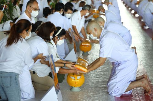 ภาพ No.47624:ประมวลภาพพิธีขอขมาและมอบผ้าไตร โครงการบรรพชาอุปสมบทหมู่ รุ่นเข้าพรรษา 2565