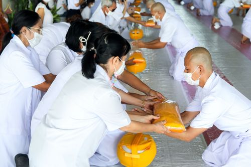 ภาพ No.47625:ประมวลภาพพิธีขอขมาและมอบผ้าไตร โครงการบรรพชาอุปสมบทหมู่ รุ่นเข้าพรรษา 2565