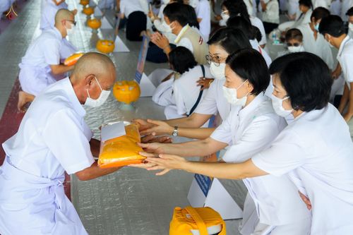 ภาพ No.47626:ประมวลภาพพิธีขอขมาและมอบผ้าไตร โครงการบรรพชาอุปสมบทหมู่ รุ่นเข้าพรรษา 2565