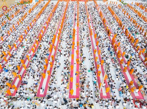 ภาพ No.49575:ประมวลภาพพิธีตักบาตรพระสงฆ์ 1,091 รูป เนื่องในวันแม่แห่งชาติ ณ ตลาดจัมโบ้ ชุดที่ 2