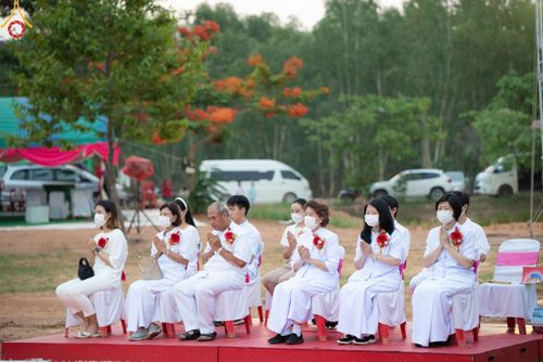 ภาพ No.81420:พิธีทอดผ้าป่า วางดวงแก้วบรมจักรพรรดิ  โปรยรัตนชาติ และพิธีตอกเสาเข็มมงคลต้นแรก อาคาร 80 ปี หลวงพ่อธัมมชโย ณ ศูนย์ปฏิบัติธรรมวิหารแดง อำเภอวิหารแดง จังหวัดสระบุรี วันอาทิตย์ที่ 28 พฤษภาคม พ.ศ.2566