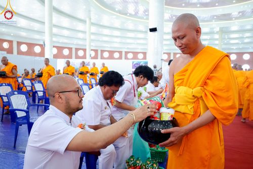 ภาพ No.314250:วันอังคารที่ 17 มีนาคม พ.ศ. 2569 พิธีตักบาตรฉลองสามเณรใหม่ 500 รูป  ณ มณฑลพิธีลุมพินี ประเทศเนปาล