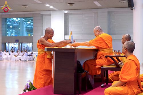 ภาพ No.232165:วันอาทิตย์ที่ 6 กรกฏาคม พ.ศ. 2568 พิธีมอบโล่เกียรติคุณ สวดธัมมจักกัปปวัตตนสูตร และรางวัลโครงการผู้นำแสงสว่างออนไลน์ ณ ห้องแก้วสารพัดนึก1 สภาธรรมกายสากล วัดพระธรรมกาย