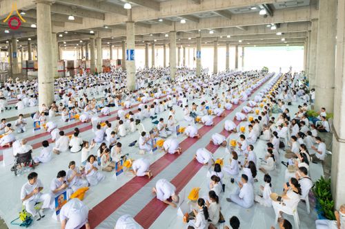 ภาพ No.62744:พิธีขอขมามอบผ้าไตร ในโครงการอุปสมบทหมู่ บูชาธรรมหลวงพ่อธัมมชโย พ.ศ.2567  โครงการอุปสมบทหมู่ธรรมทายาท ระดับอุดมศึกษา รุ่นที่51 (ภาคฤดูร้อน) โครงการบวชพระนานาชาติ AEC และ WAB รุ่นผู้บริหาร(รุ่นที่2) ณ ลานธรรม พระมหาธรรมกายเจดีย์ วันที่ 13 เมษายน พ.ศ. 2567