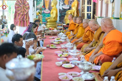 ภาพ No.168893:พิธีทอดกฐิน ณ วัดบ้านน้ำอ้อม จ.บุรีรัมย์ ในโครงการกฐินสามัคคีทั่วไทย 30,000 วัด บูชาธรรม 80 ปี หลวงพ่อธัมมชโย โดยคณะศิษยานุศิษย์วัดพระธรรมกาย วันที่ 23 ตุลาคม พ.ศ. 2567