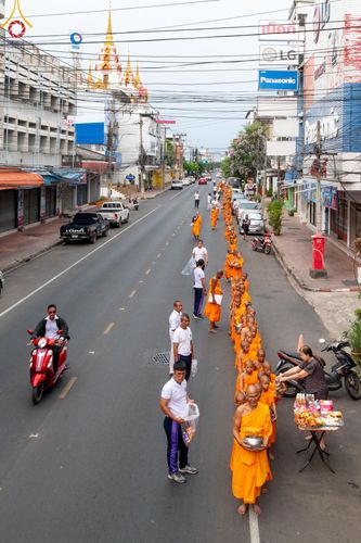 ภาพ No.62062:สามเณรจากศูนย์อบรมเยาวชนสุรินทร์ ออกบิณฑบาต รอบอำเภอเมือง จ.สุรินทร์ ในโครงการบรรพชาสามเณร ฟื้นฟูพระพุทธศาสนาทั่วไทย วันที่ 9 เมษายน พ.ศ. 2567