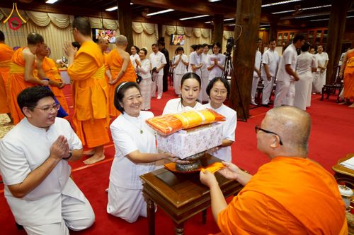ภาพ No.270802:วันที่ 18 พฤศจิกายน พ.ศ. 2568 วัดพระธรรมกาย เป็นเจ้าภาพบำเพ็ญกุศล  คุณยายอาจารย์ ดร.ตรีธา เนียมขำ  อดีตนายกสมาคมศิษย์หลวงพ่อวัดปากน้ำ ณ ศาลาสตมานุสรณ์ (ศาลาเรือนไทย) วัดปากน้ำ  พระอารามหลวง เขตภาษีเจริญ กรุงเทพมหานคร