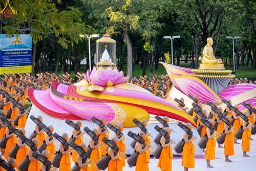 ภาพ No.104406:พระธรรมยาตราร่วมปฏิบัติธรรม และถ่ายภาพหมู่ประวัติศาสตร์ หน้ามหาวิหารพระมงคลเทพมุนี วันที่ 27 ธันวาคม พ.ศ. 2566