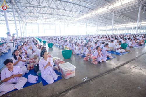 ภาพ No.221989:วันที่ 4 พฤษภาคม พ.ศ. 2568 พิธีตักบาตร เนื่องในวันอาทิตย์ต้นเดือน ณ บ้านแก้วเรือนทองคุณยายฯ วัดพระธรรมกาย