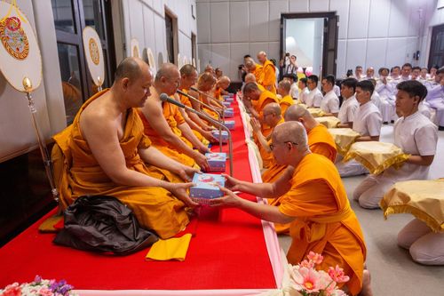 ภาพ No.123252:พิธีพระราชทานสัญญาบัตร พัดยศ และผ้าไตร แด่พระสงฆ์ในเขตปกครองคณะสงฆ์หนกลาง ณ วัดพระศรีมหาธาตุ เขตบางเขน กรุงเทพมหานคร และพิธีมุทิตาสักการะพระสังฆาธิการ ผู้ได้รับเลื่อนและตั้งสมณศักดิ์ ตามพระบรมราชโองการ ณ วัดพระธรรมกาย ในวันที่ 4 กุมภาพันธ์ พ.ศ. 2567