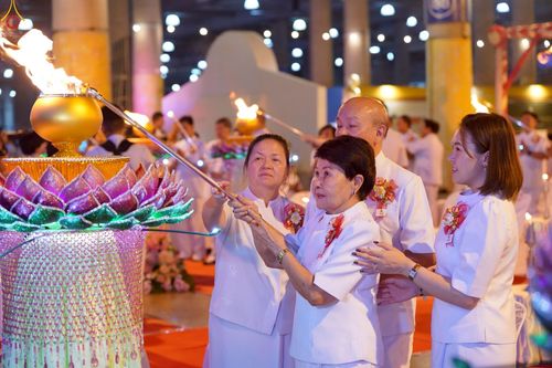 ภาพ No.223975:วันวิสาขบูชา วันอาทิตย์ที่ 11 พฤษภาคม พ.ศ. 2568 พิธีจุดวิสาขประทีป ,  พิธีเวียนประทักษิณรอบพระมหาธรรมกายเจดีย์ , พิธีฉลองชัยสวดมนต์บทธัมมจักกัปปวัตตนสูตร ครบ 7,357,000,000 จบ ณ มหารัตนวิหารคด วัดพระธรรมกาย