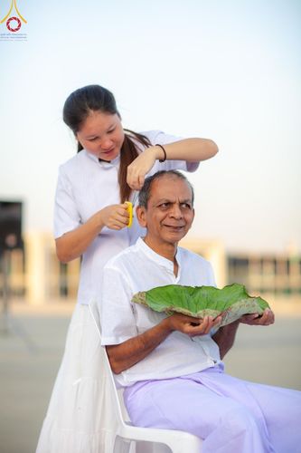 ภาพ No.180009:พิธีปลงผมนาคธรรมทายาท ในโครงการอุปสมบทหมู่ บูชาธรรมมหาปูชนียาจารย์ (ศูนย์อบรมวัดพระธรรมกาย) วันที่ 1 ธันวาคม พ.ศ. 2567 ณ ลานธรรมหารัตนวิหารคด วัดพระธรรมกาย จ.ปทุมธานี