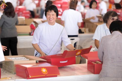 ภาพ No.212038:วันจันทร์ที่ 17 มีนาคม พ.ศ. 2568 บุญบรรจุกล่องไทยธรรม เพื่อถวายแด่พระสังฆาธิการ 40,000 กว่าวัดทั่วไทย ในวันคุ้มครองโลก 22 เมษายน พ.ศ. 2568 ณ บ้านแก้วเรือนทองคุณยายฯ วัดพระธรรมกาย