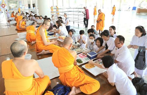 ภาพ No.231912:วันที่ 5 กรกฎาคม พ.ศ. 2568 พิธีถวายภัตตาหารเมนูสวรรค์ เพื่อการบรรลุธรรม ณ หอฉันคุณยายอาจารย์ฯ วัดพระธรรมกาย