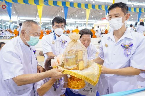 ภาพ No.85376:พิธีถวายมหาสังฆทานคณะสงฆ์ 2000 กว่าวัดทั่วประเทศปีที่ 23, พิธีถวายไทยธรรมคณะสงฆ์ 323 วัด 4 จังหวัดชายแดนภาคใต้, พิธีมอบปัจจัยช่วยเหลือครู 4 จังหวัดชายแดนภาคใต้ ณ สภาธรรมกายสากล วัดพระธรรมกาย ในวันสมาธิโลก อาทิตย์ที่ 6 สิงหาคม พ.ศ. 2566