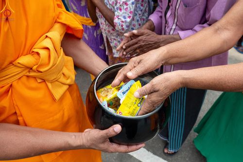 ภาพ No.139427:พิธีตักบาตรรอบเมืองดัมบุลล่า เทศกาลวิสาขบูชาแห่งชาติ ศรีลังกา เมื่อวันที่ 16 พฤษภาคมที่ผ่านมา คณะสงฆ์จากวัดพระธรรมกาย และคณะพระภิกษุสามเณรศรีลังกา ในโครงการสยาม-ลังกา ธรรมยาตรา ฉลองเทศกาลวิสาขบูชาแห่งชาติ ศรีลังกา บูชาธรรม 80 ปีหลวงพ่อธัมมชโย