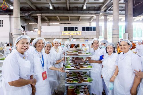 ภาพ No.219417:วันอังคารที่ 22 เมษายน พ.ศ. 2568 พิธีมอบปัจจัยช่วยเหลือครู 4 จังหวัดชายแดนภาคใต้ , พิธีกล่าวคำถวายอุปกรณ์ เพื่อเตรียมการต้อนรับคณะสงฆ์ฯ , พิธีกล่าวคำถวายภัตตาหารเป็นสังฆทาน , คณะสงฆ์ฉันภัตตาหารเพล  เนื่องในวันคุ้มครองโลก พิธีถวายมหาสังฆทานแด่คณะสงฆ์