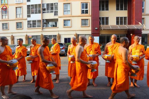 ภาพ No.136058:พระธรรมทายาท โครงการบวชพระนานาชาติ AEC & WAB ผู้บริหารรุ่นที่ 2 บิณฑบาต ณ หอฉันคุณยายอาจารย์ฯ เมืองแก้วมณี หมู่บ้านแก้วพุทธรักษา วันที่ 28 เมษายน พ.ศ. 2567