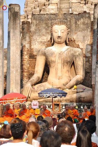 ภาพ No.58705:พิธีตักบาตรพระ ๑,๐๐๐ รูป สมโภชครบรอบ ๘๐๐ ปี พระบรมธาตุเมืองเชลียง ณ วัดพระศรีรัตนมหาธาตุ ราชวรวิหาร  (วัดพระปรางค์) ต.ศรีสัชนาลัย  อ.ศรีสัชนาลัย จ.สุโขทัย วันพฤหัสบดีที่ ๒๕ เมษายน พ.ศ. ๒๕๖๗