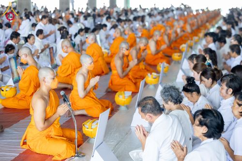 ภาพ No.62572:พิธีถวายบาตรเเละไทยธรรม ในโครงการอุปสมบทหมู่ บูชาธรรมหลวงพ่อธัมมชโย พ.ศ.2567 ณ ลานธรรม พระมหาธรรมกายเจดีย์ วันที่ 13 เมษายน พ.ศ.2567