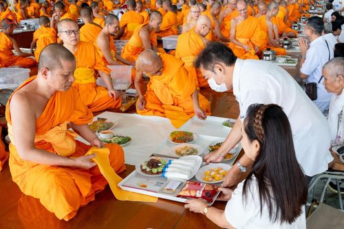 ภาพ No.184802:พิธีถวายภัตตาหารเมนูสวรรค์ "เพื่อการบรรลุธรรม" เนื่องในวาระอายุวัฒนมงคล 84 ปี หลวงพ่อทัตตชีโว วันเสาร์ที่ 21 ธันวาคม พ.ศ. 2567 ณ หอฉันคุณยายอาจารย์ฯ วัดพระธรรมกาย