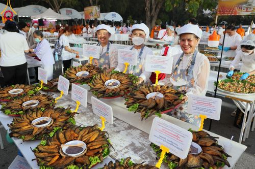 ภาพ No.110703:พิธีถวายภัตตาหารเป็นสังฆทาน แด่คณะพระธรรมยาตราฯ ในโครงการธรรมยาตรากตัญญูบูชา มหาปูชนียาจารย์ พระมงคลเทพมุนี(สด จนฺทสโร) พระผู้ปราบมาร อนุสรณ์สถาน 7 แห่ง ปีที่ 12 วันที่ 12 มกราคม พ.ศ. 2567 ณ อนุสรณ์สถานมหาวิหารพระมงคลเทพมุนี(โลตัสแลนด์) อ.สองพี่น้อง จ.สุ