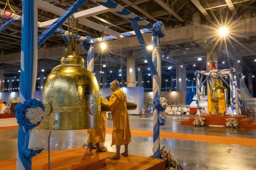 ภาพ No.59892:คณะสงฆ์และสาธุชนร่วมใจกัน สวดมนต์บทธัมมจักกัปปวัตนสูตร ครบ 6,315,808,080 จบ และจุดประทีปแปรอักษร ถวายเป็นพุทธบูชา เนื่องในวาระ "ฉลองอายุวัฒนมงคล 80 ปี หลวงพ่อธัมมชโย" ณ ลานธรรม มหารัตนวิหารคด วัดพระธรรมกาย