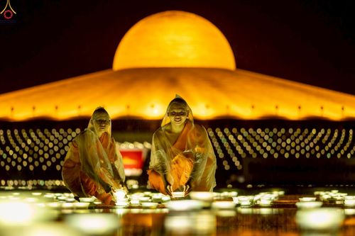 ภาพ No.244222:วันที่ 7 กันยายน พ.ศ. 2568 พิธีจุดประทีป วันครูผู้ค้นพบวิชชาธรรมกาย ณ ลานธรรมฯ และวิหารคด วัดพระธรรมกาย